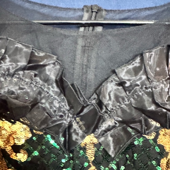 Elegant emerald Green and Gold Off-Shoulder Dress size 1XL - Picture 5 of 9